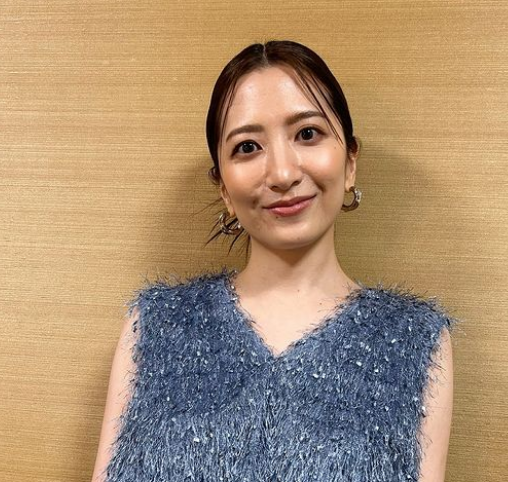 美しい青い衣装に身を纏う笹崎里菜さん