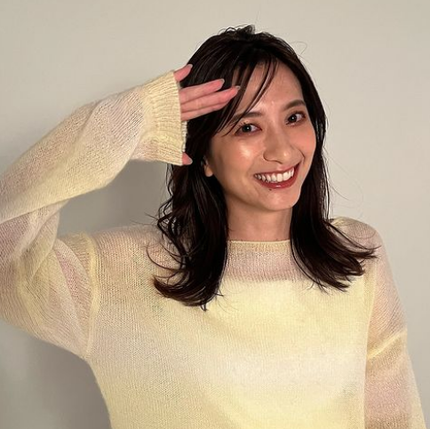 ホワイトニットが良く似合う笹崎里菜さん